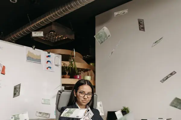 Une femme animant un atelier de formation professionnelle dans une salle remplie de participantes à Shreveport, symbolisant l'autonomisation des femmes à travers l'acquisition de compétences professionnelles.