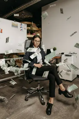 Une femme animant un atelier de formation professionnelle dans une salle remplie de participantes à Shreveport, symbolisant l'autonomisation des femmes à travers l'acquisition de compétences professionnelles.