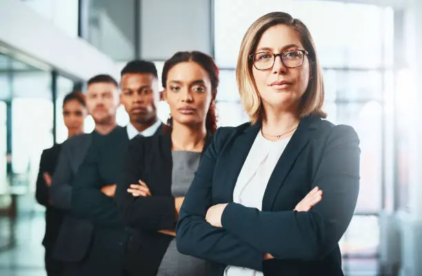 Une femme dirigeant un atelier de formation professionnelle avec des participantes engagées à Shreveport, symbolisant l'autonomisation économique des femmes par le biais de l'éducation et de la formation.