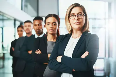 Une femme dirigeant un atelier de formation professionnelle avec des participantes engagées à Shreveport, symbolisant l'autonomisation économique des femmes par le biais de l'éducation et de la formation.