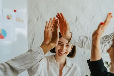 Une femme souriante animant un atelier de développement personnel avec un groupe de femmes enthousiastes à Shreveport.