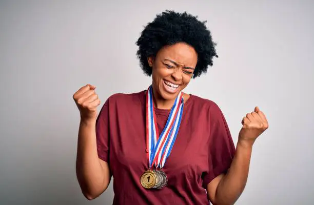 Une femme souriante aidant une autre femme à utiliser un ordinateur lors d'un atelier de formation à la technologie à Shreveport.