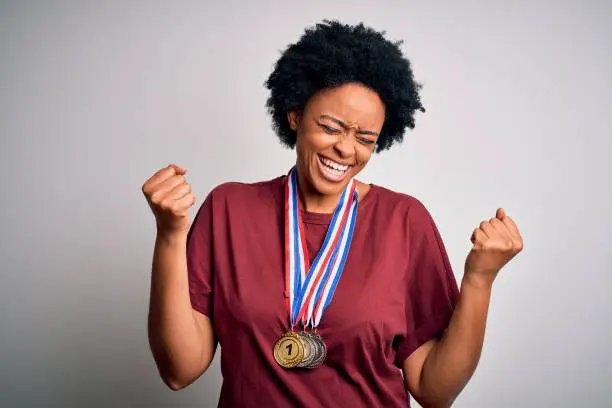 Une femme souriante aidant une autre femme à utiliser un ordinateur lors d'un atelier de formation à la technologie à Shreveport.