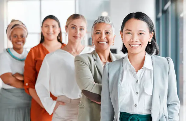 Une femme animant un atelier de formation professionnelle à Shreveport, guidant les participants vers de nouvelles opportunités professionnelles et économiques.