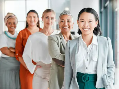 Une femme animant un atelier de formation professionnelle à Shreveport, guidant les participants vers de nouvelles opportunités professionnelles et économiques.