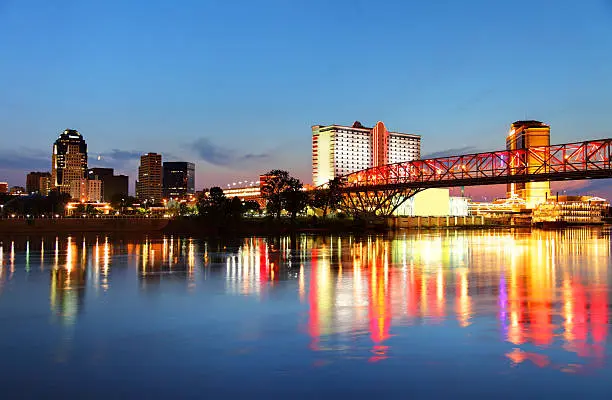 Une femme discutant avec un groupe d'entrepreneures lors d'un atelier de formation à Shreveport, symbolisant le soutien et l'inspiration offerts aux femmes pour démarrer leur propre entreprise.