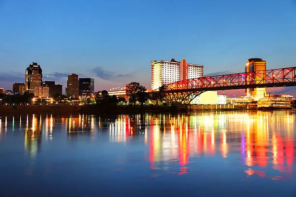 Une femme discutant avec un groupe d'entrepreneures lors d'un atelier de formation à Shreveport, symbolisant le soutien et l'inspiration offerts aux femmes pour démarrer leur propre entreprise.