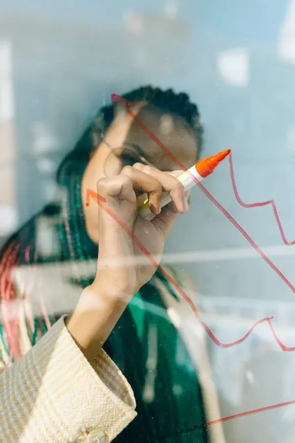 Une femme animant un atelier de développement des compétences professionnelles avec un groupe de participantes engagées à Shreveport, symbolisant l'autonomisation des femmes par l'acquisition de compétences.