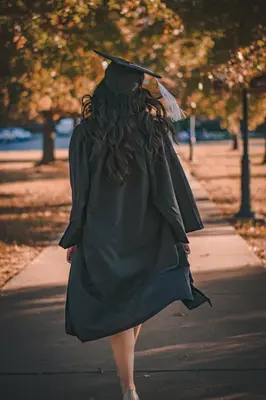 Une femme souriante travaillant avec une équipe de bénévoles pour embellir un quartier de Shreveport lors d'une journée de revitalisation urbaine.