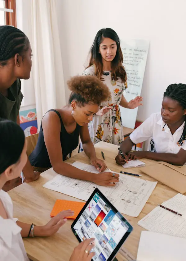 Une femme animant un atelier de développement professionnel avec un groupe de femmes enthousiastes à Shreveport, illustrant le renforcement des compétences et de la confiance en soi.